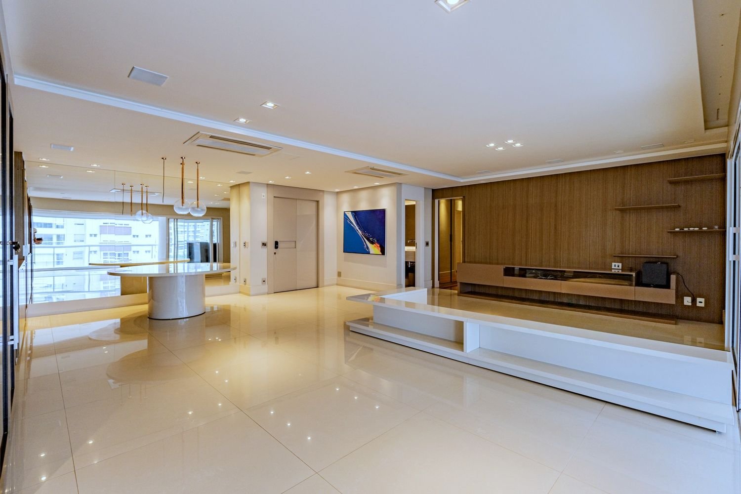 Living e jantar integrados, com luz natural